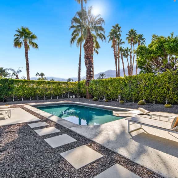 Mid Mod Dream: Pet-Friendly Pool & Mountain Views - Image 1